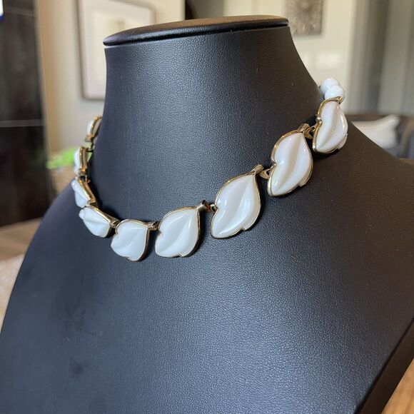 Vintage Crown Trifari White Milk Glass Leaf Motif Choker 15" Necklace Signed - Picture 2 of 6